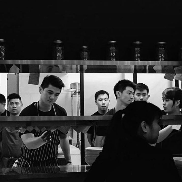 10 Potret kekompakan Chef Arnold bersaudara, anak muda terkaya Forbes