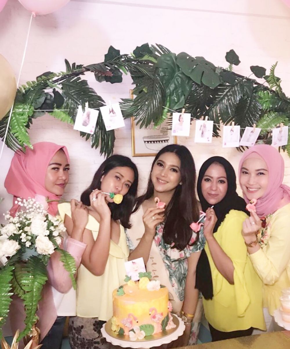 Tampil cantik menawan, ini 8 foto baby shower ala Nabila Syakieb