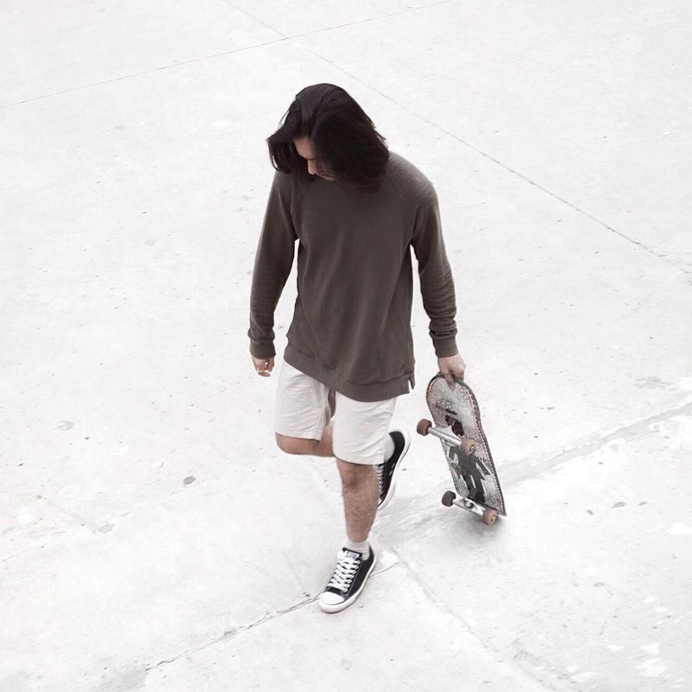 8 Outfit Omar Daniel yang bisa dicontek buat para cowok gondrong