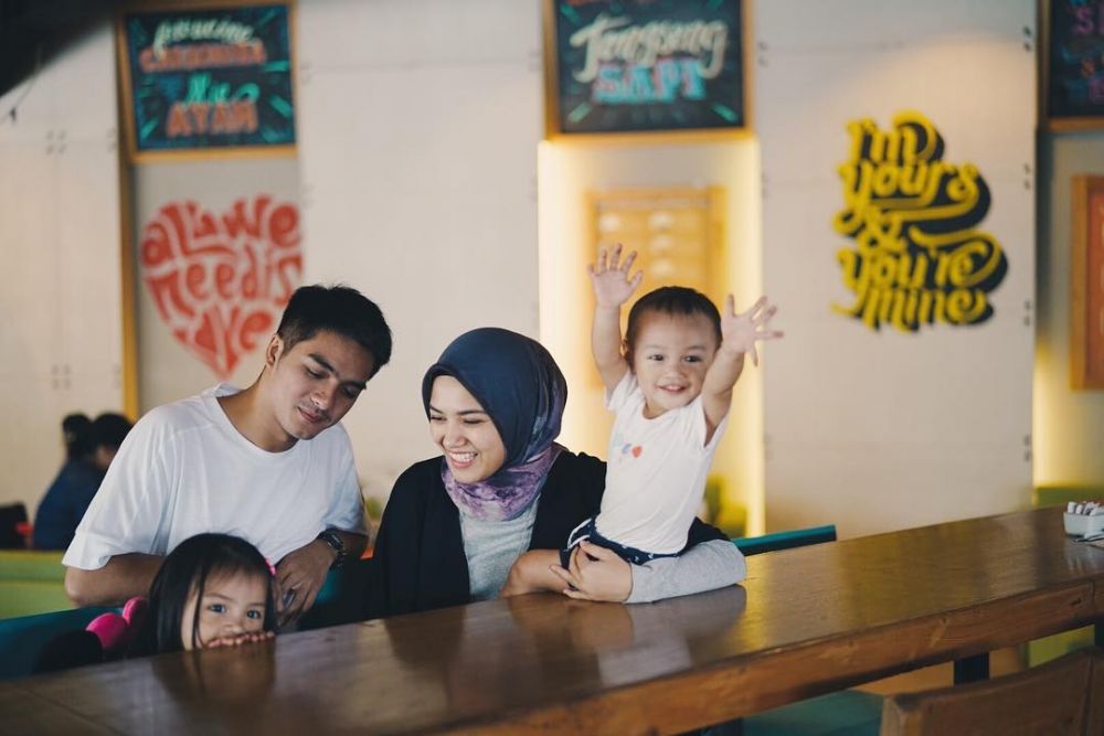 5 Pasangan seleb Tanah Air ini pilih urus anaknya tanpa babysitter