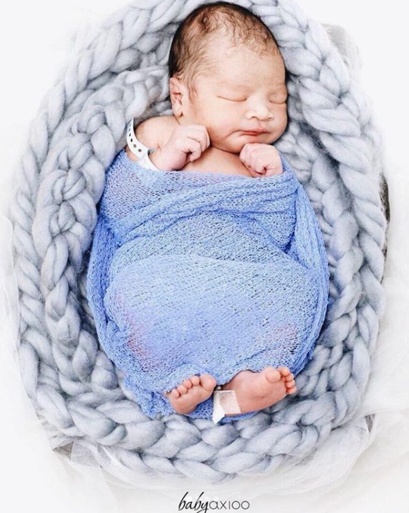 Beda gaya 6 anak artis saat pemotretan newborn, lucu & menggemaskan