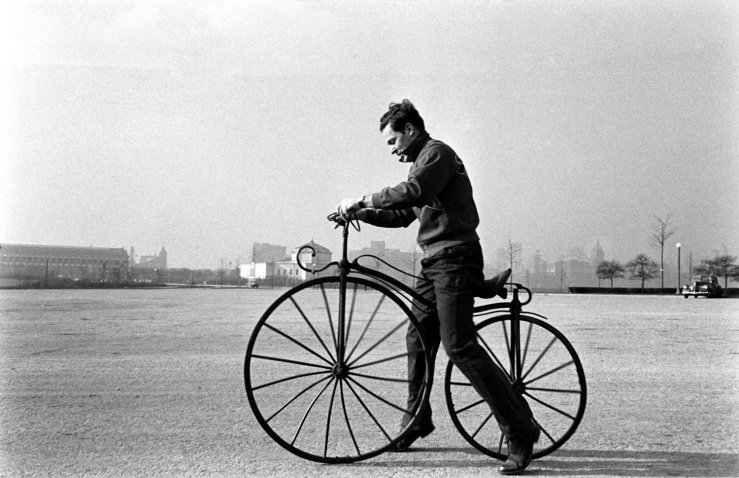 12 Potret sepeda hits era 40-an, bentuknya nyentrik dan bikin bingung