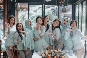 Potret cantiknya 7 bridesmaids saat lamaran Raditya Dika-Annissa