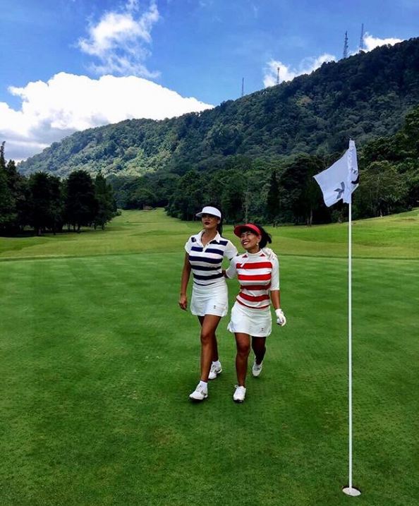 10 Gaya Farah Quinn main golf bareng gengnya, seksi abis