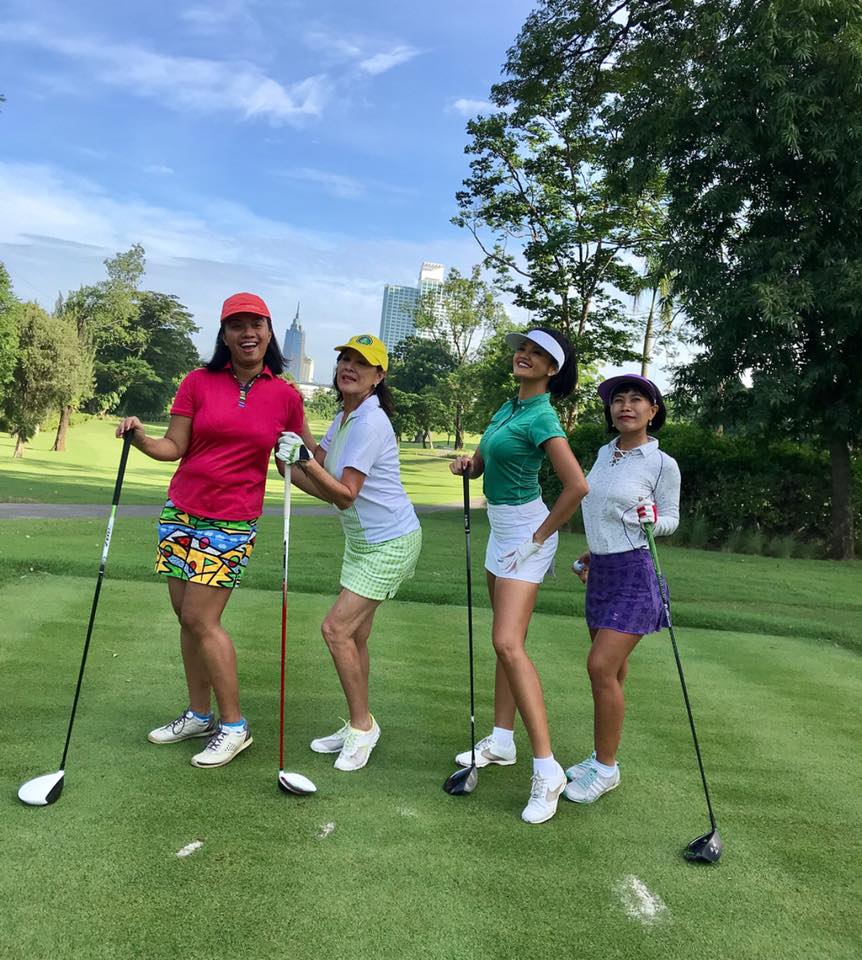 10 Gaya Farah Quinn main golf bareng gengnya, seksi abis