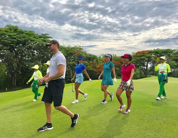 10 Gaya Farah Quinn main golf bareng gengnya, seksi abis