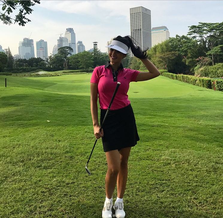 10 Gaya Farah Quinn main golf bareng gengnya, seksi abis