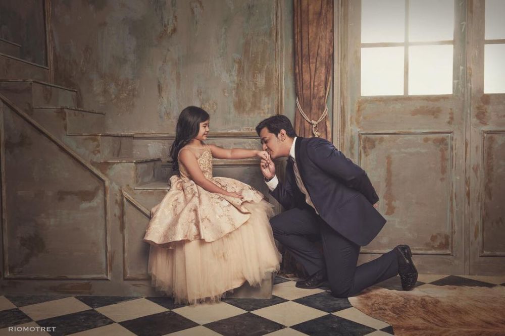 9 Caption kocak Andre Taulany di foto keluarganya ini gagal so sweet