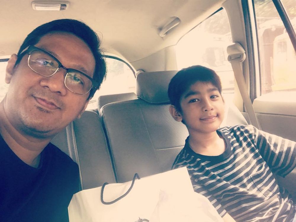 9 Caption kocak Andre Taulany di foto keluarganya ini gagal so sweet