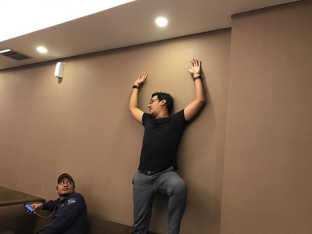 9 Caption kocak Andre Taulany di foto keluarganya ini gagal so sweet