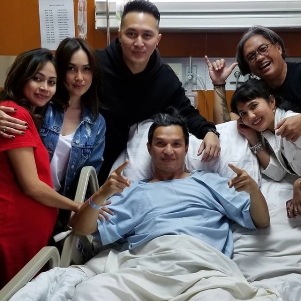 Momen haru Edison dan istri rayakan ultah pernikahan di rumah sakit