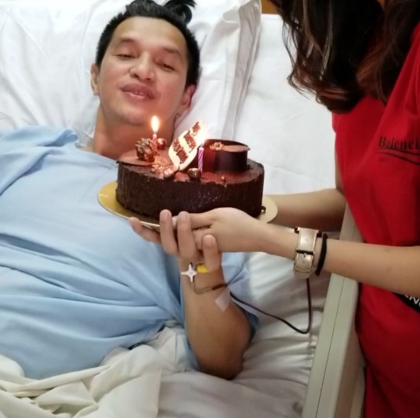 Momen haru Edison dan istri rayakan ultah pernikahan di rumah sakit