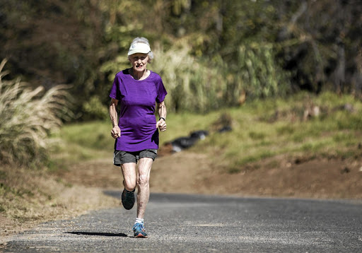 Nenek ini perkasa sekali, usia 85 tahun masih ikut lomba maraton