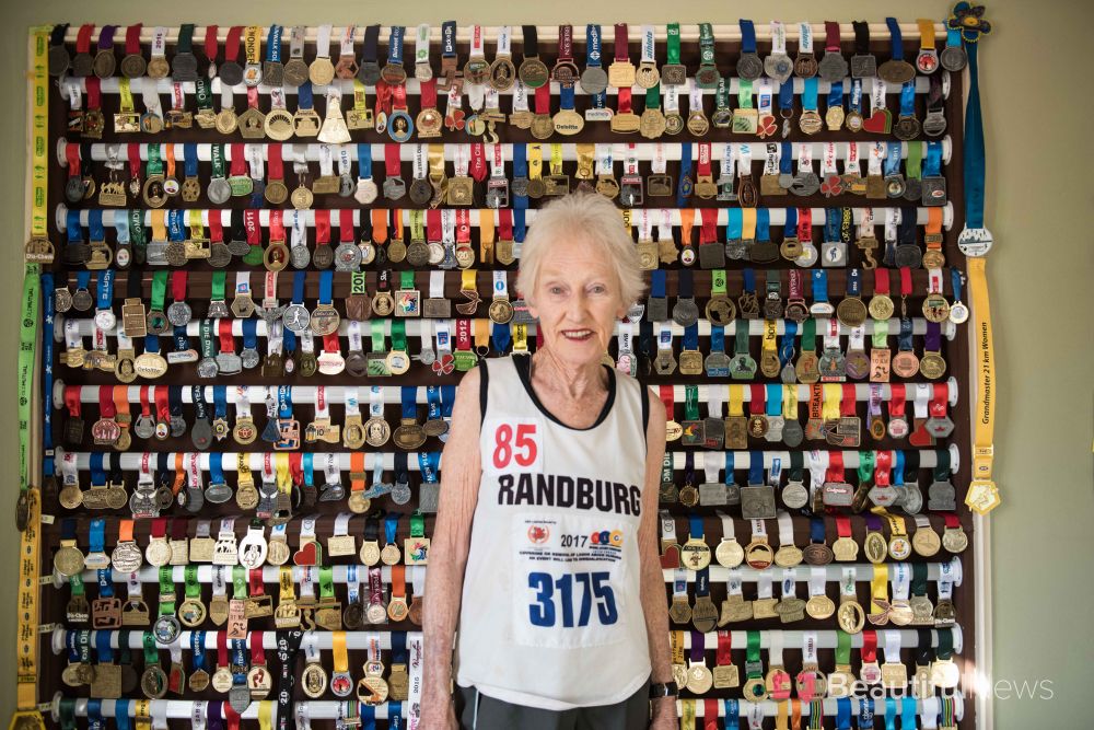Nenek ini perkasa sekali, usia 85 tahun masih ikut lomba maraton