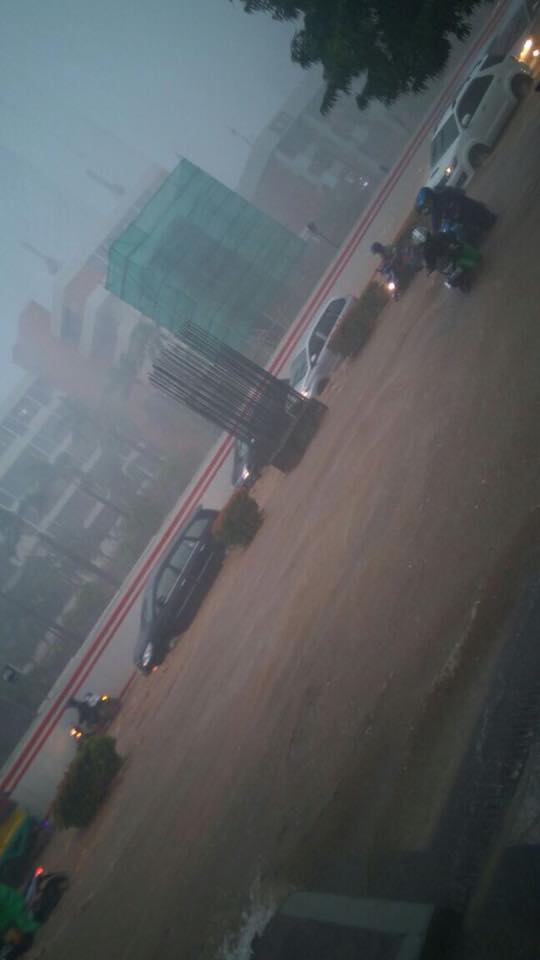 Diguyur hujan lebat, begini 10 potret kondisi Jakarta saat kebanjiran