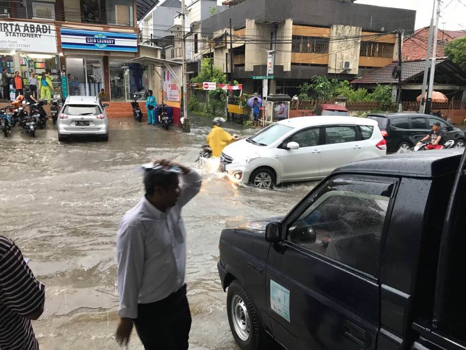 Diguyur hujan lebat, begini 10 potret kondisi Jakarta saat kebanjiran