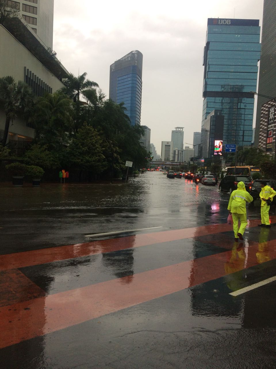Diguyur hujan lebat, begini 10 potret kondisi Jakarta saat kebanjiran