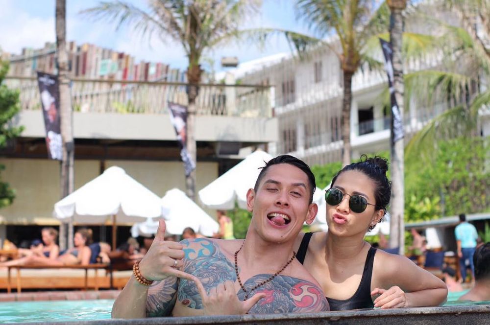 5 Pasangan seleb Indonesia ini pamer kemesraan di kolam renang