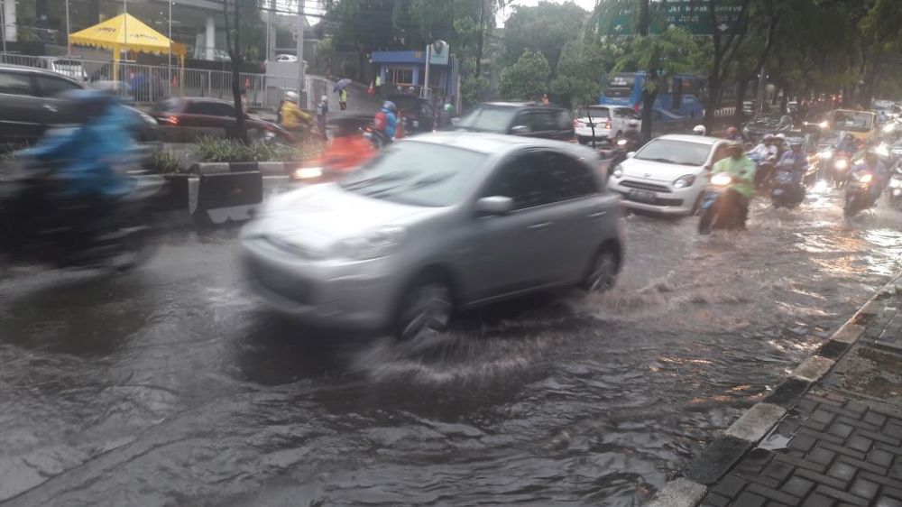 8 Potret aksi petugas menangani banjir di DKI Jakarta