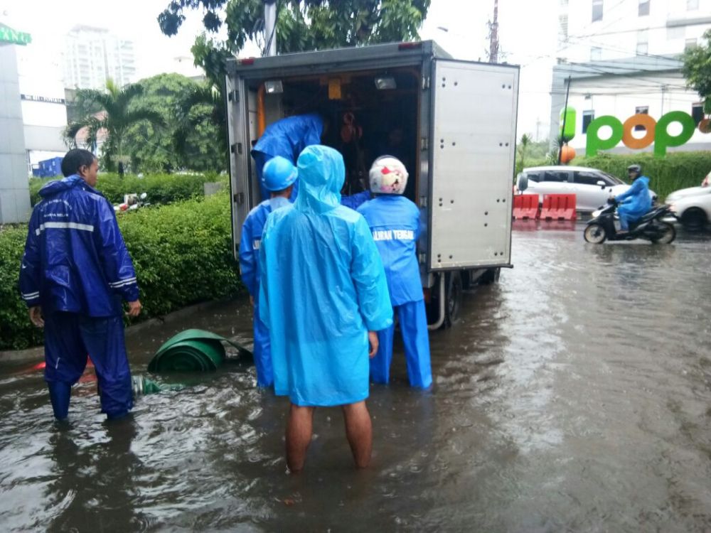 8 Potret aksi petugas menangani banjir di DKI Jakarta