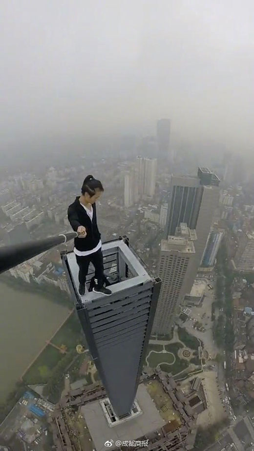 Penggila selfie ekstrem terekam video jatuh dari puncak gedung