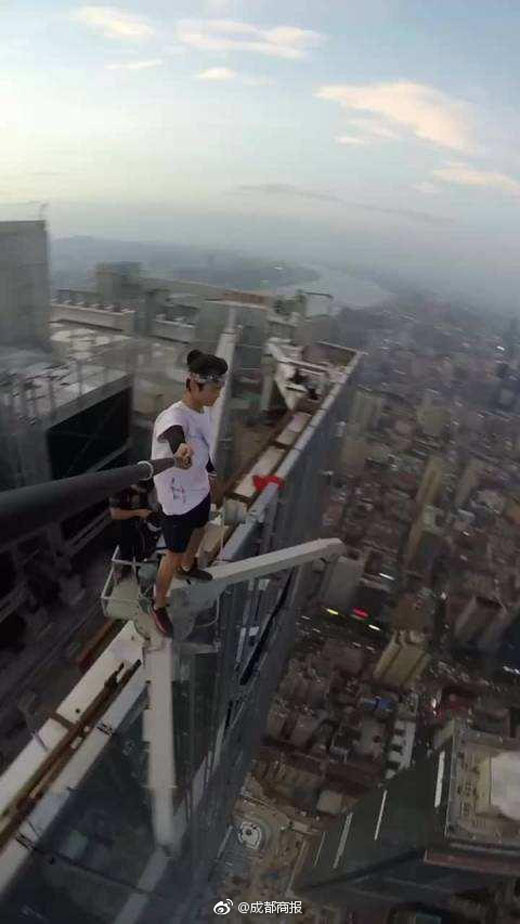 Penggila selfie ekstrem terekam video jatuh dari puncak gedung
