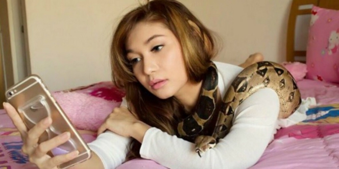 6 Seleb cantik Tanah Air ini pernah berfoto dengan ular