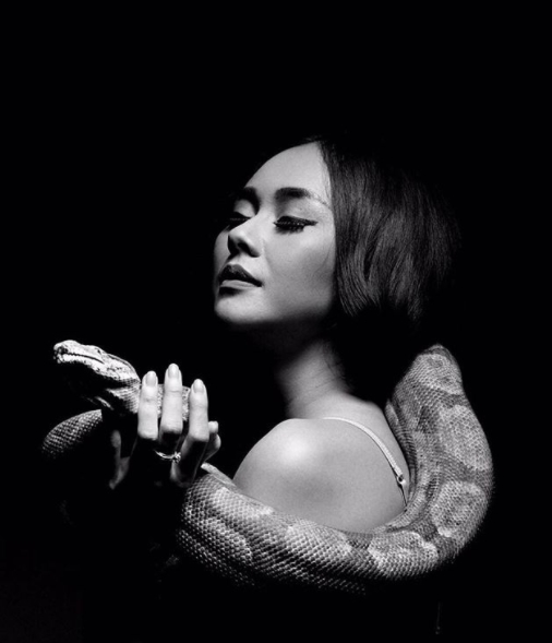 6 Seleb cantik Tanah Air ini pernah berfoto dengan ular