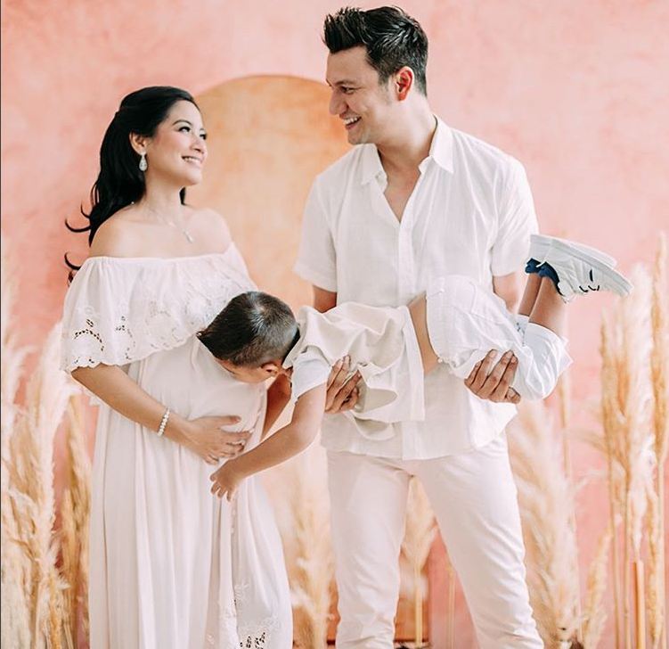 Momen lucunya dua anak Titi Kamal, Juna & baby Kai saat main bareng