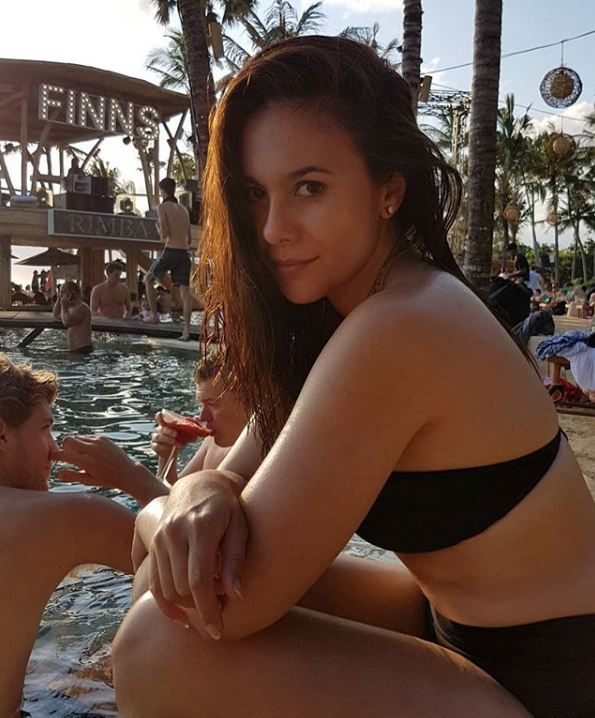 10 Gaya Wulan Guritno liburan di pantai, bukti hot mom sejati