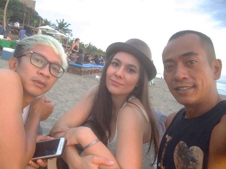 10 Gaya Wulan Guritno liburan di pantai, bukti hot mom sejati
