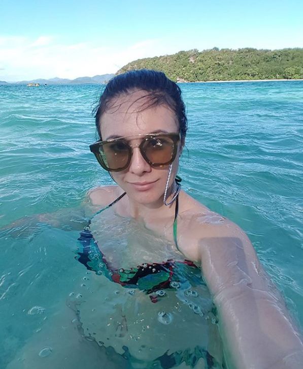 10 Gaya Wulan Guritno liburan di pantai, bukti hot mom sejati
