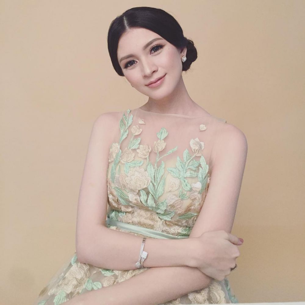 10 Foto cantiknya Donita saat pemotretan kehamilan, elegan banget