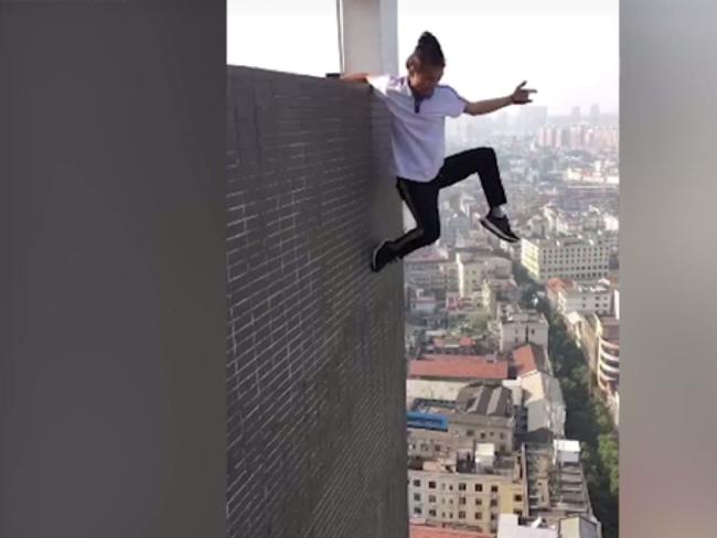 5 Fakta Yong Ning, penggila selfie ekstrem yang jatuh dari lantai 62