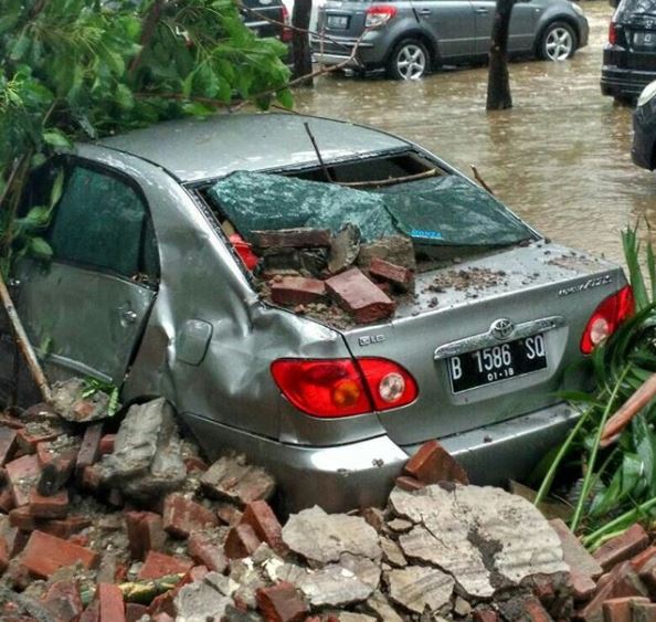 8 Potret dampak banjir Jakarta, bioskop dan mal ikut tergenang