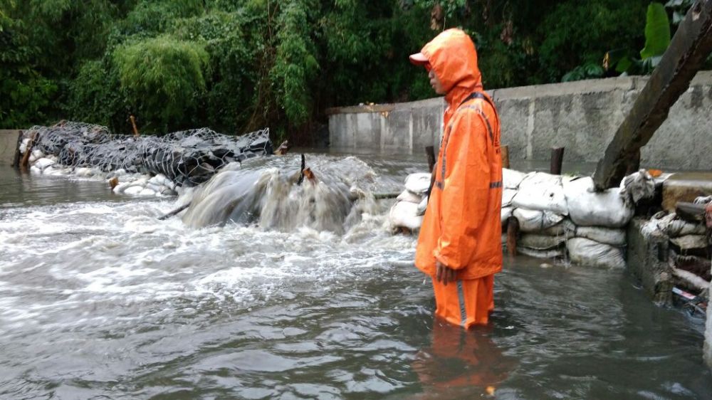 8 Potret dampak banjir Jakarta, bioskop dan mal ikut tergenang