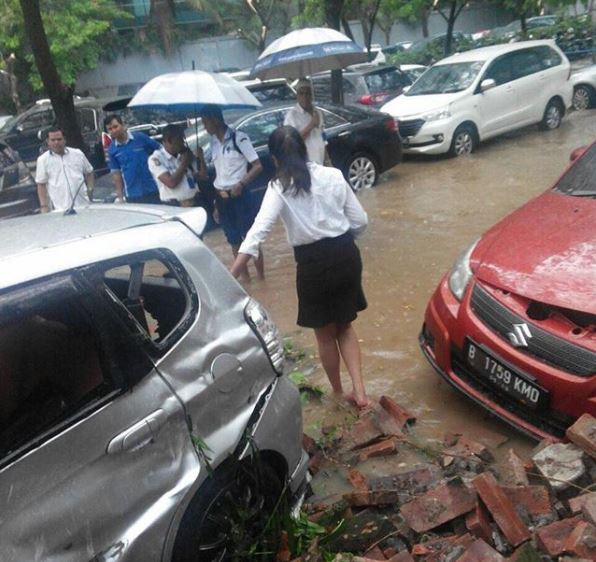 8 Potret dampak banjir Jakarta, bioskop dan mal ikut tergenang