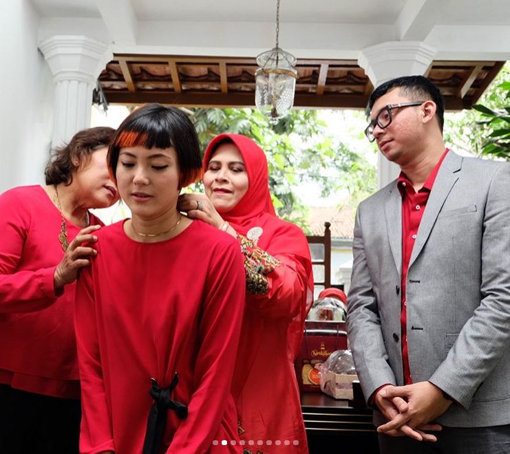 7 Momen lamaran Poppy Sovia dan Oki yang berlangsung diam-diam