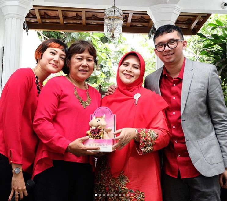 7 Momen lamaran Poppy Sovia dan Oki yang berlangsung diam-diam
