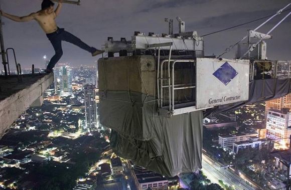 10 Aksi ekstrem Arief saat di ketinggian, Yong Ning asal Indonesia