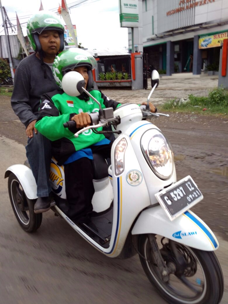 Difabel ini jadi driver Go-Jek demi anaknya biar jadi sarjana, salut 