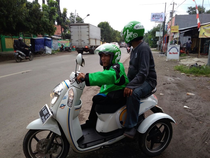Difabel ini jadi driver Go-Jek demi anaknya biar jadi sarjana, salut 
