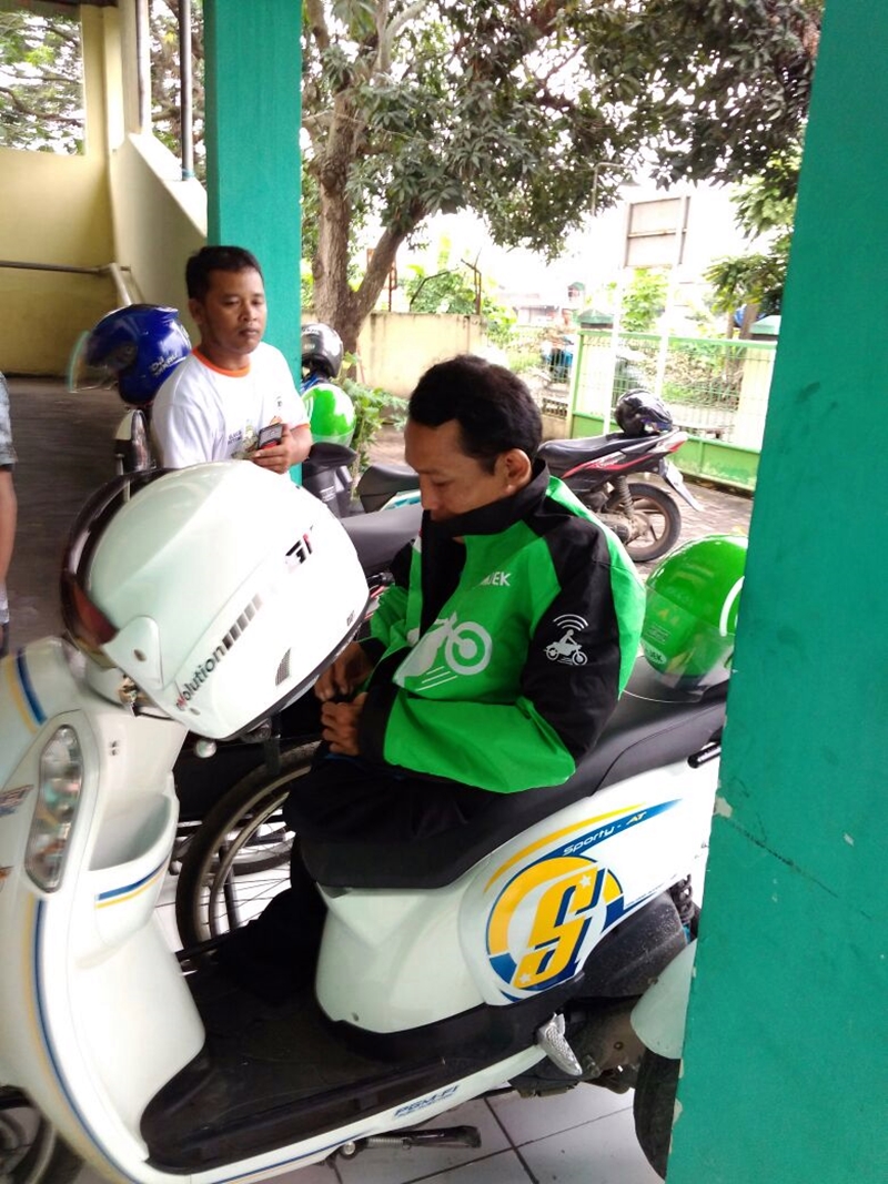 Difabel ini jadi driver Go-Jek demi anaknya biar jadi sarjana, salut 