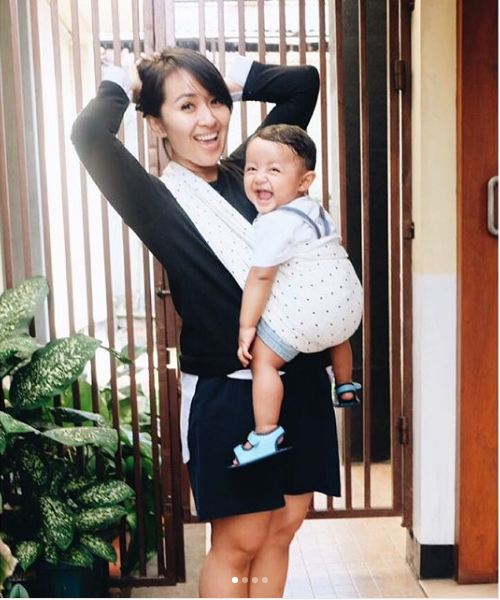 Penampilan 6 artis tomboi ketika sudah punya anak, keibuan banget