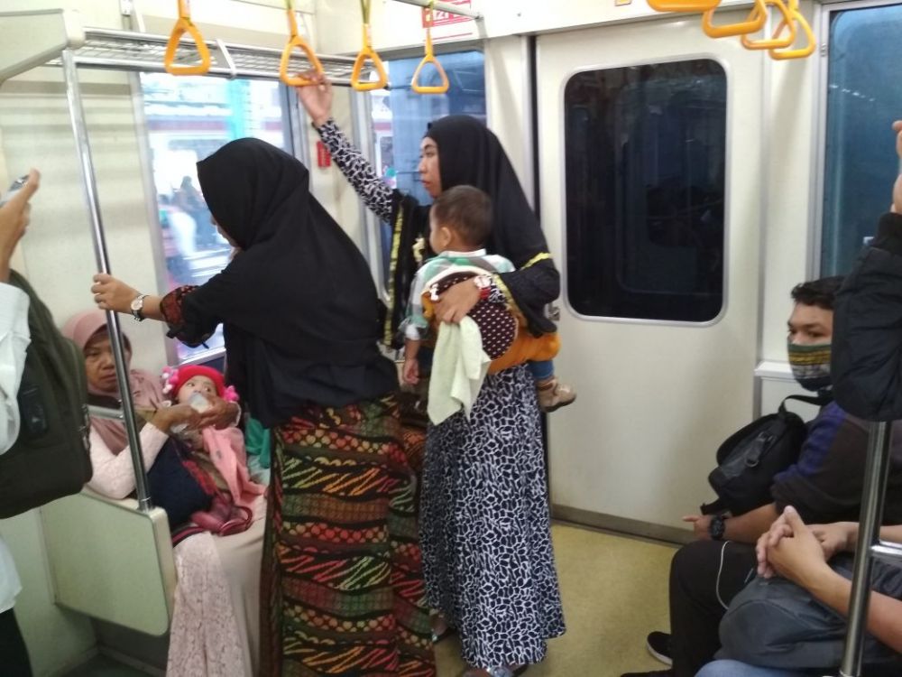 10 Potret penumpang umum duduk di kursi prioritas, nggak peka banget