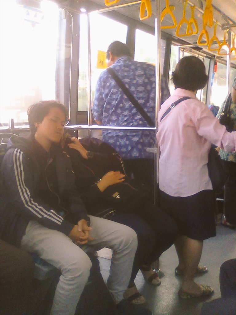 10 Potret penumpang umum duduk di kursi prioritas, nggak peka banget