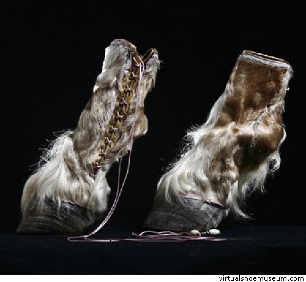 10 High heels dari kaki binatang ini nyeleneh banget, berani pakai?