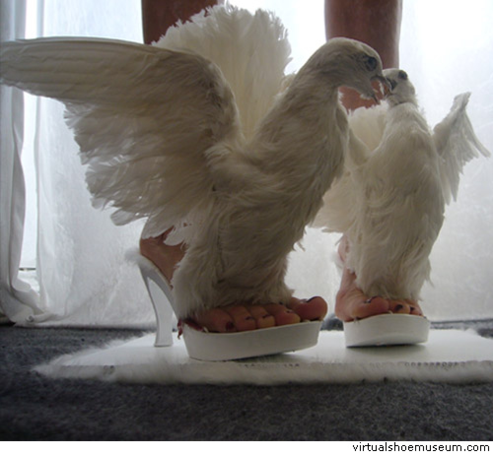 10 High heels dari kaki binatang ini nyeleneh banget, berani pakai?