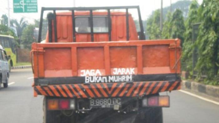 5 Tulisan kocak di truk ini bikin si sopir nggak berani lirik cewek