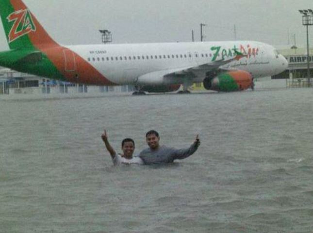 Lagi, 10 kelakuan nyeleneh di tengah banjir yang bikin geleng-geleng